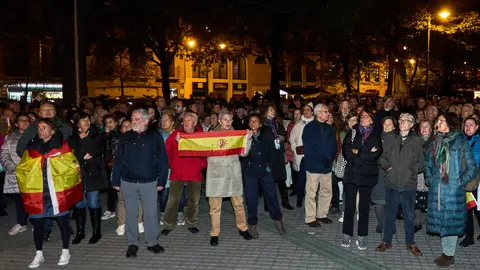 Convocatoria contra Pedro Sánchez secundada por VOX Navarra frente a la sede del PSN en Pamplona. IÑIGO ALZUGARAY