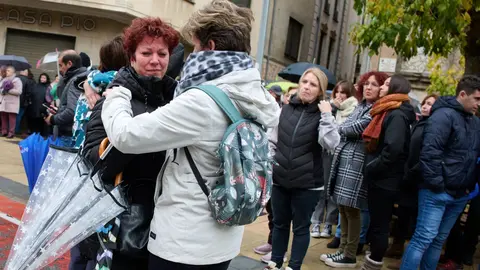 Vecinos de Estella han mostrado este martes en una concentración su dolor por las muertes de un padre y su hijo, cuyos cuerpos han sido encontrados en la sierra de Urbasa, y su solidaridad con la familia. EFE/Iñaki Porto