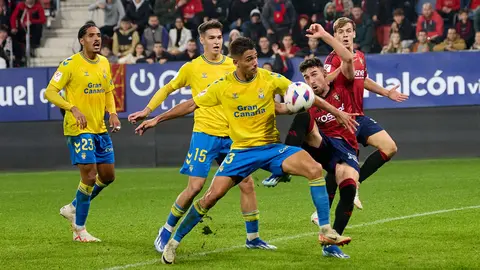Sergi Cardona (3. UD Las Palmas) y Kike Barja (11. CA Osasuna) durante el partido de La Liga EA Sports entre CA Osasuna y UD Las Palmas disputado en el estadio de El Sadar en Pamplona. IÑIGO ALZUGARAY
