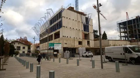 La Gerencia y la Comisión de Urbanismo del Ayuntamiento, encabezadas por la alcaldesa, Cristina Ibarrola, visitan las obras del civivox del Segundo Ensanche, en la plaza de Salesianos de Pamplona. IÑIGO ALZUGARAY