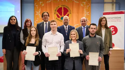 El Colegio de Economistas de Navarra entrega el premio al mejor trabajo fin de grado 2022-2023 de los alumnos de la Facultad CC de Económica y Empresariales de la Universidad Pública de Navarra. PABLO LASAOSA
