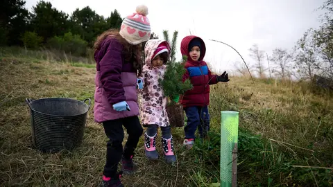 75 personas plantan 150 árboles en el Bosque de absorción de dióxido de carbono del Polígono de Agustinos, promovido por el Ayuntamiento de Pamplona. PABLO LASAOSA