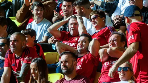 Aficionados de Osasuna en el estadio de la Cerámica durante el encuentro ante el Villarreal. Ivan Terron / AFP7 / Europa Press