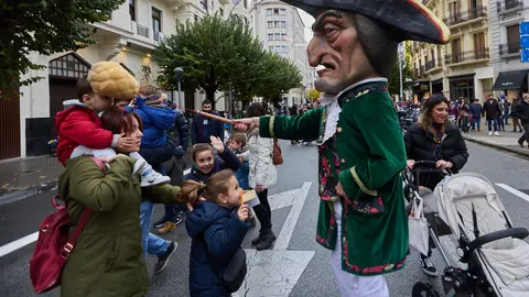 Salida de la Comparsa de Gigantes y Cabezudos por las calles de Pamplona motivo de la celebración de San Saturnino, patrón de la ciudad. IÑIGO ALZUGARAY