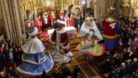 Los Gigantes de Pamplona bailan en el interior de la iglesia de San Saturnino con motivo del 600 Aniversario del Privilegio de la Unión de la ciudad. IÑIGO ALZUGARAY