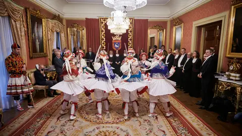Con motivo del 600º aniversario del Privilegio de la Unión, la Alcaldesa entrega a los concejales y exalcaldes una insignia con el sello de Pamplona y un reconocimiento al grupo de dantzas Duguna Folklore Taldea, que celebra este año su 75º aniversario. PABLO LASAOSA