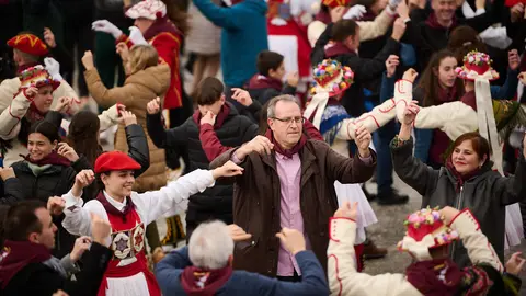 175 dantzaris de dantzas Duguna Folklore Taldea, que celebra este año su 75º aniversario, bailan en la Plaza del Castillo. PABLO LASAOSA