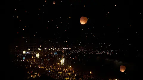 Suelta de 4.000 farolillos de luz en la Vuelta del Castillo por la festividad de San Saturnino. PABLO LASAOSA