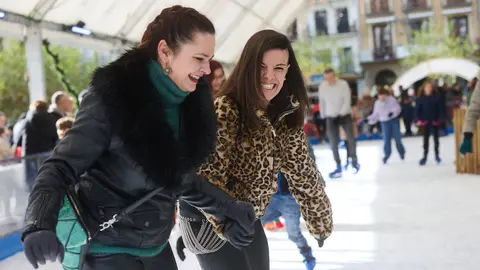 Pista de patinaje sobre hielo en la Plaza del Castillo de Pamplona. IÑIGO ALZUGARAY