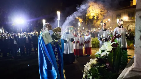 Ofrenda en el Monumento de la Inmaculada de Pamplona en la Plaza doctor Arazuri que ha estado acompañada por el lanzamiento de fuegos artificiales desde la iglesia de San Lorenzo. IÑIGO ALZUGARAY