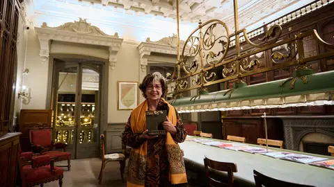 La asociación Doble12 entrega a Ana Hueso, archivera del Ayuntamiento de Pamplona, el premio Cadenas de Navarra. PABLO LASAOSA