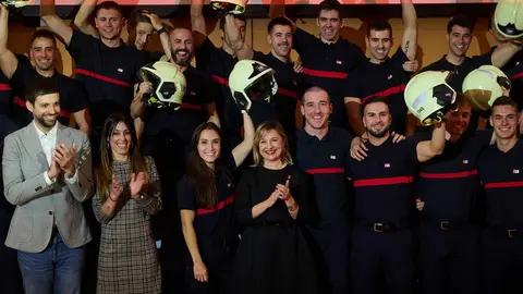 La consejera López junto a parte de la promoción de nuevos bomberos. CEDIDA