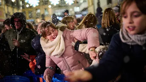 Pregón de Navidad en Pamplona con los cinco cabezudos de la comparsa. El ‘Alcalde’, el ‘Concejal’, la ‘Abuela’, el ‘Japonés’ y la ‘Japonesa’ que han dado  la bienvenida a la Navidad. PABLO LASAOSA
