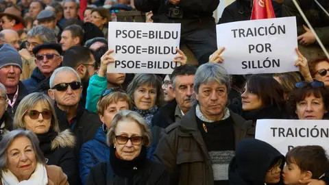 Concentración convocada por UPN con el lema 'Pamplona no se vende' para protestar por la moción de censura acordada entre el PSN y EH Bildu en el ayuntamiento de la ciudad. Con la presencia de la alcaldesa de Pamplona, Cristina Ibarrola, el presidente de UPN, Javier Esparza, el presidente del PP nacional, Alberto Núñez Feijóo, el vicepresidente de Castilla y León de VOX, Juan García-Gallardo y el secretario general de Ciudadanos, Adrián Vázquez, entre otros. IÑIGO ALZUGARAY