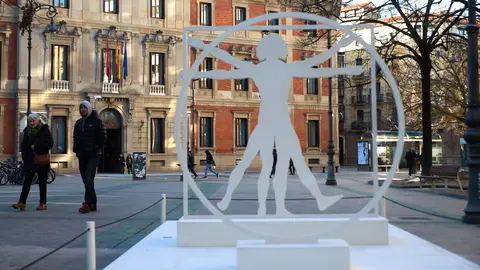 Presentación de la exposición 'Leonardo da Vinci. Observa. Cuestiona. Experimenta' instalado en el Paseo de Sarasate organizada por Caixa Forum en colaboración con el Ayuntamiento de Pamplona. IÑIGO ALZUGARAY