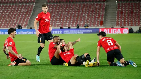 Los jugadores del Mallorca celebran un gol durante el encuentro de la jornada 18 de LaLiga entre el RCD Mallorca y el CA Osasuna, este jueves en el Estadio de Son Moix, en Mallorca. EFE/ Cati Cladera