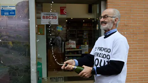 Santiago Gómez ha vendido tres décimos del 88.008 El Gordo de la Lotería de Navidad en un estanco de la calle Magdalena en el barrio de la Txantrea de Pamplona y ha repartido un en total de 1,2 millones de euros. IÑIGO ALZUGARAY