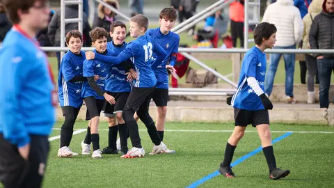 Patxi Larrainzar se enfrenta a Mendialdea I durante la primera jornada del Torneo Interescolar de Osasuna en Tajonar. PABLO LASAOSA
