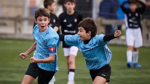 Amaiur Ikastola se enfrenta a Bernart Etxepare durante la segunda jornada del Torneo Interescolar de Osasuna en Tajonar. PABLO LASAOSA