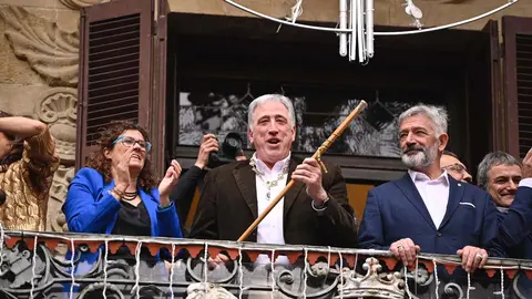 Joseba Asirón sale al balcón del Ayuntamiento de Pamplona a celebrar su vuelta a la alcaldía tras echar, gracias al PSN, a Cristina Ibarrola con una moción de censura. PABLO LASAOSA