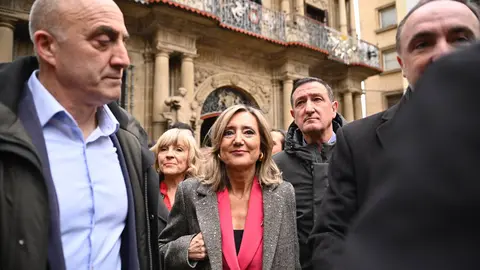 Cristina Ibarrola sale del Ayuntamiento de Pamplona tras la moción de censura de EH Bildu y el PSOE. PABLO LASAOSA