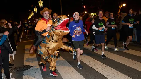XL edición de la San Silvestre de Pamplona, con una participación multitudinaria en la más de 5.000 corredores han completado los 4,5 km. del recorrido, con muchos de ellos disfrazados como ya es tradición en la última carrera popular del año en la capital navarra. IÑIGO ALZUGARAY