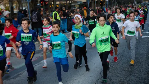 Carreras infantiles de la XL edición de la San Silvestre de Pamplona, en las que los más pequeños han disfrutado de la última carrera del año en la capital navarra. IÑIGO ALZUGARAY