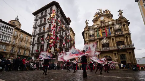 Los abanderados de la Cabalgata de Reyes Magos amenizan las calles de Pamplona. PABLO LASAOSA
