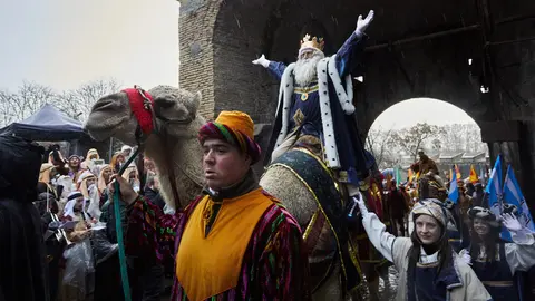 Los Reyes Magos llegan a Pamplona bajo un gran chaparrón y entre cientos de paraguas. IÑIGO ALZUGARAY