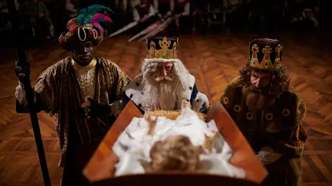 Los Reyes Magos visitan La Casa de Misericordia durante la cabalgata 2024. PABLO LASAOSA