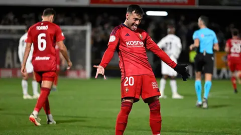 El delantero del Osasuna José Arnaiz celebra tras marca el 0-1 durante el partido de dieciseisavos de final de la Copa del Rey que disputan este domingo el CD Castellón y CA Osasuna en el Estadio Municipal de Castalia. EFE/ Andreu Esteban