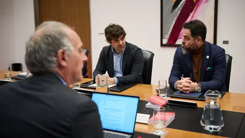 Pablo Azcona, Ramón Alzórriz y Adolfo Araiz durante la Mesa y Junta de Portavoces. PABLO LASAOSA