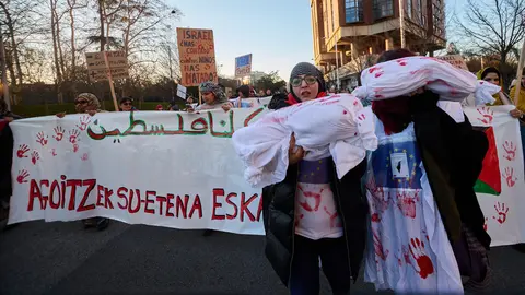 Multitudinaria manifestación con miles de personas por las calles de Pamplona bajo el lema `Paremos el genocidio en Palestina. Fin al comercio de armas y a las relaciones con Israel". La movilización estaba convocada por la plataforma 'Yala, Nafarroa con Palestina' e integrada por colectivos, ONGs, partidos políticos, sindicatos y personas a título individual. IÑIGO ALZUGARAY