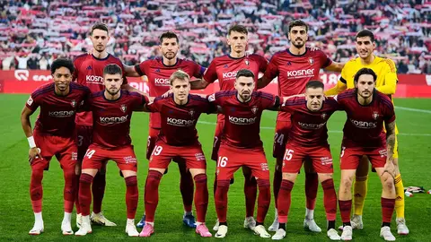 Alineación de Osasuna durante el partido Sevilla-Osasuna disputado este domingo en el estadio Ramón Sánchez Pizjuán. 
Joaquin Corchero / AFP7 / Europa Press