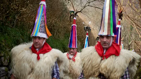 Los joaldunaks de Zubieta visitan a los de Ituren en los carnavales de 2024. IRANZU LARRASOAÑA