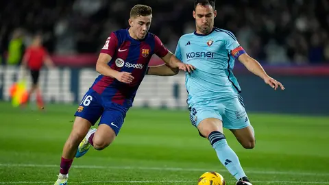BARCELONA, 31/01/2024.- El centrocampista del Barcelona Fermín López (i) disputa el balón ante Unai García, defensa de Osasuna, durante el partido de la jornada 20 de LaLiga EA Sports entre FC Barcelona y CA Osasuna, este miércoles en el Estadi Olímpic Lluís Companys en Barcelona. EFE/ Enric Fontcuberta