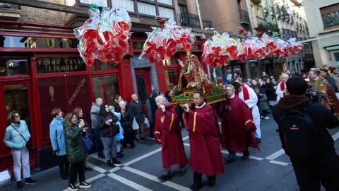 Procesión de San Blas para bendecir los puestos de venta de roscos y dulces en la plaza de San Nicolás y en la calle San Miguel de Pamplona y posterior misa en la Iglesia de San Nicolás para honrar al santo con la presencia de miembros de la Corporación municipal.. IÑIGO ALZUGARAY