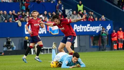 David García (5. CA Osasuna), Juan Cruz (3. CA Osasuna) y Tasos Douvikas (12. RC Celta) durante el partido de La Liga EA Sports entre CA Osasuna y RC Celta disputado en el estadio de El Sadar en Pamplona. IÑIGO ALZUGARAY