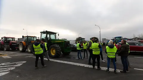 Decenas de tractores se han concentrado desde primera hora de la mañana en varios puntos de acceso a Pamplona para protestar por la situación del sector agrícola y ganadero en Navarra colapsando el tráfico y generando importantes retenciones en los accesos a la ciudad. IÑIGO ALZUGARAY