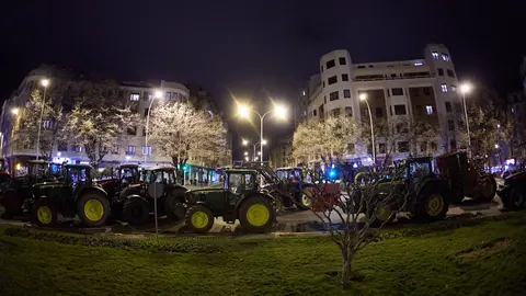 Varias decenas de tractores "duermen" en las principales calles del centro de Pamplona para continuar con las protestas del sector agrario y colapsar el tráfico de la ciudad desde primera hora de la mañana. IÑIGO ALZUGARAY