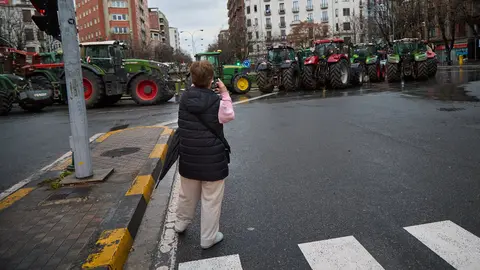 Pamplona amanece en la cuarta jornada de protestas del sector agrario con el centro de la ciudad cerrado al tráfico particular y con decenas de tractores ocupando las principales calles y plazas. IÑIGO ALZUGARAY