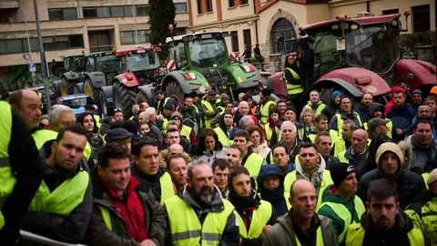 Agricultores plantan sus tractores frente a la consejería de Media Ambiente y Desarrollo Rural durante la cuarta jornada de protestas. PABLO LASAOSA
