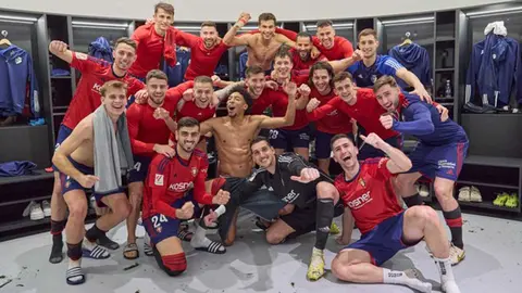 Celebración de los jugadores de Osasuna en el vestuario de Anoeta. OSASUNA