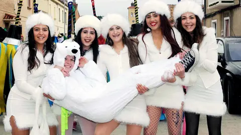 Caparroso celebra su tradicional desfile de Carnaval marcado por la música, la alegría y el color que inundaron las calles. AMAYA LUQUI