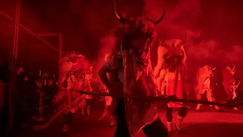 Los momotxorros toman las calles de Alsasua durante el martes de carnaval de 2024. IRANZU LARRASOAÑA