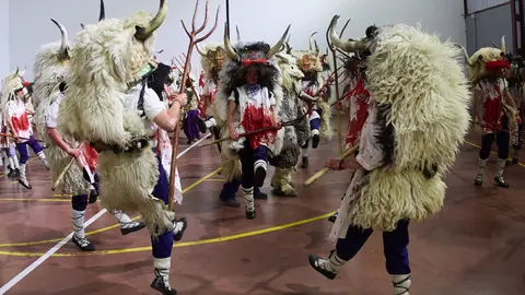 Los Momotxorros, niños y adultos, cubiertos de sangre de animal y ataviados con cuernos, pieles y su gran sarde de madera, recorren las calles de Alsasua al anochecer bailando y asustando a todo aquel que se cruce en su camino durante el carnaval rural de la localidad. IÑIGO ALZUGARAY