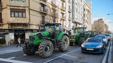 Los agricultores y ganaderos de Navarra agrupados bajo la plataforma 6-F han vuelto este viernes a las carreteras de Navarra para exigir mejoras en sus condiciones con decenas de tractores circulando desde primera hora de la mañana por diferentes calles del centro de la Pamplona. IÑIGO ALZUGARAY