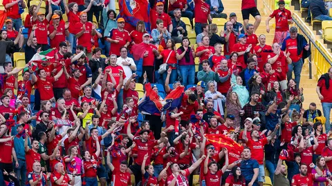 Aficionados de Osasuna durante el partido de Liga que UD Las Palmas y CA Osasuna disputan este domingo en el estadio de Gran Canaria. EFE/Quique Curbelo