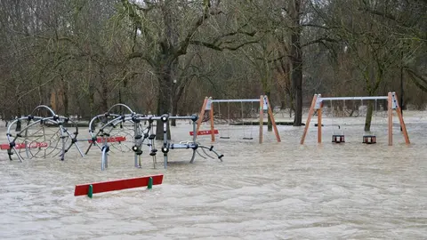 El río Arga desbordado a su paso por la zona de El Vergel en Pamplona. ÍÑIGO ALZUGARAY