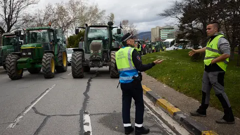 Varios tractores colapsan el tráfico en el Plaza de los Fueros de Pamplona en plena hora punta hasta que son convencidos por agentes de Policía Municipal de que abandonen el centro de la ciudad, durante la cuarta semana de protestas por la situación del sector agrícola y ganadero en Navarra. IÑIGO ALZUGARAY